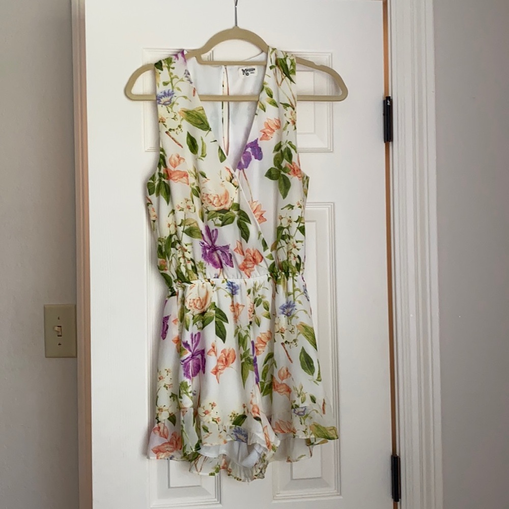 Show me your mumu ruffle romper size small.